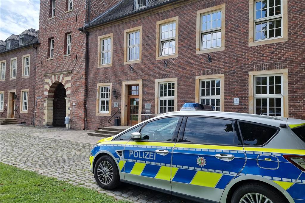 Haftbefehl gegen Obdachlosen: Er beschäftigt Justiz und Polizei seit Jahren Das Amtsgericht Ahaus erließ gegen den Obdachlosen einen Vorführungshaftbefehl, da dieser unentschuldigt der anberaumten Verhandlung ferngeblieben war.