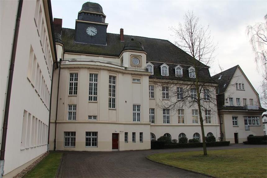 Über 9 Millionen Euro neue Schulden für Stadt Selm Das Amtshaus Bork - hier tagt der Rat der Stadt Selm.