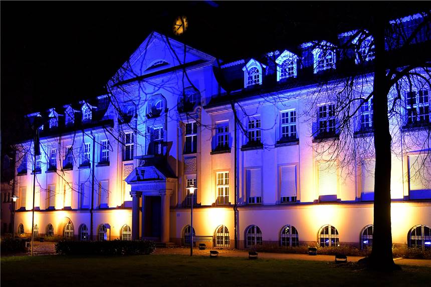 Hilfe für die Ukraine: Stadt Selm koordiniert Hilfsangebote Das Amtshaus in Bork leuchtet in den Farben der ukrainischen Flagge. Bei der Stadt gibt es jetzt für Bürgeranfragen zwei Ansprechpartner für Hilfsangebote.