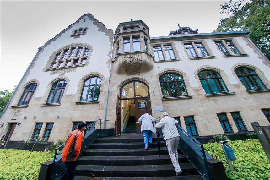 Bürgerdienste der Stadtverwaltung: Vakante Stellen - mehr Kunden - längere Schlangen Das Amtshaus in Mengede erscheint Bürgern, die zu den Bürgerdiensten müssen, oft als kaum zu nehmendes Hindernis.