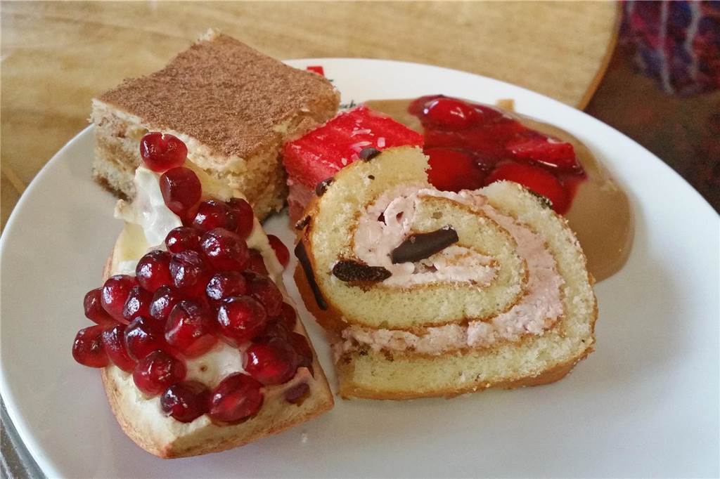 Das Angebot an Kuchen, frischen Früchten und weiteren Süßspeisen ist abwechslungsreich.