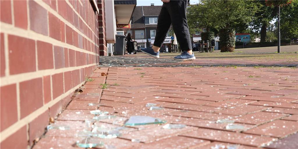 Kirchhellen in Scherben: Das Dorf ist geschockt Glasscherben liegen auf dem Gehweg.