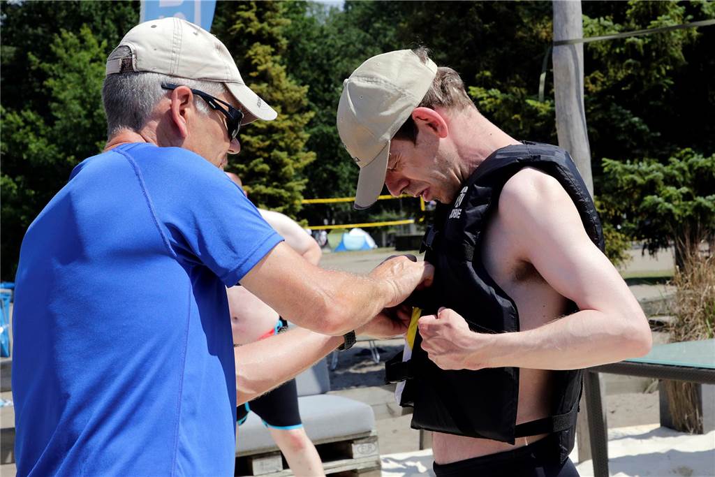 Bewohner des Ernst-Lossa-Hauses erobern den Dülmener See Ein Mann bekommt eine Schwimmweste angelegt.