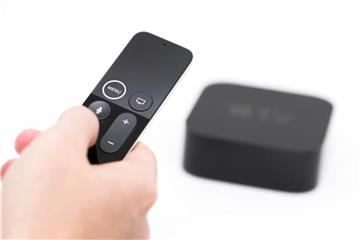 Das Apple TV 4K kostet 199 Euro (32 GByte) und 219 Euro in der Version mit doppelt so viel Speicherplatz (64 GByte). Foto: Alexander Heinl/dpa-tmn