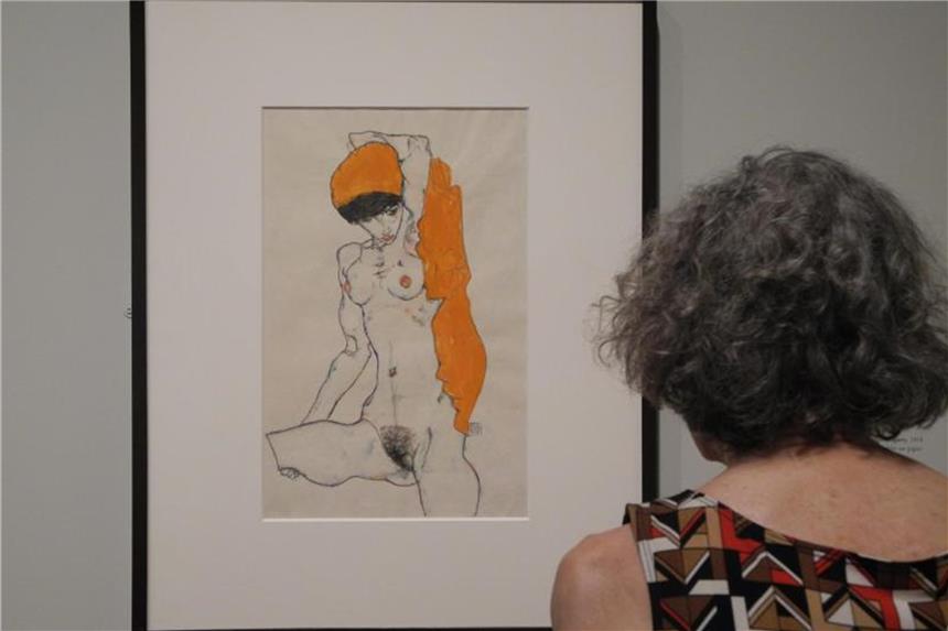 New Yorker Museen feiern Klimt und Schiele Das Aquarell „Stehender Akt mit orangefarbenem Tuch“ von Egon Schiele im New Yorker Met Breuer Museum. Foto: Johannes Schmitt-Tegge