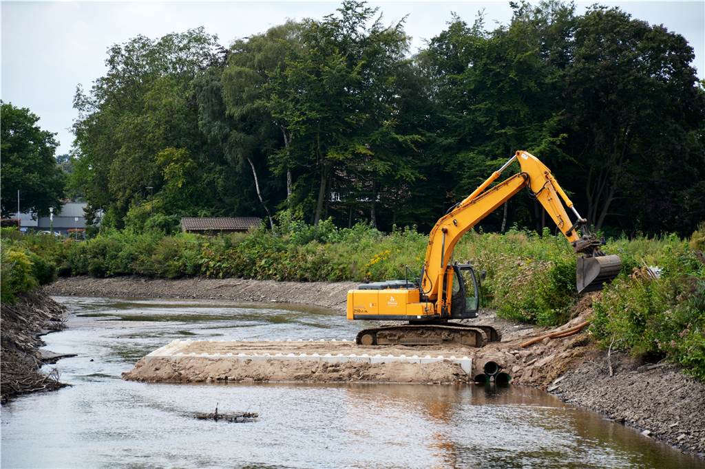 Blindgängerverdacht: Künstliche Insel für Kampfmittelräumer in der Berkel Das Arbeitsplateau von der Fußgängerbrücke an der Uferstraße aus gesehen.