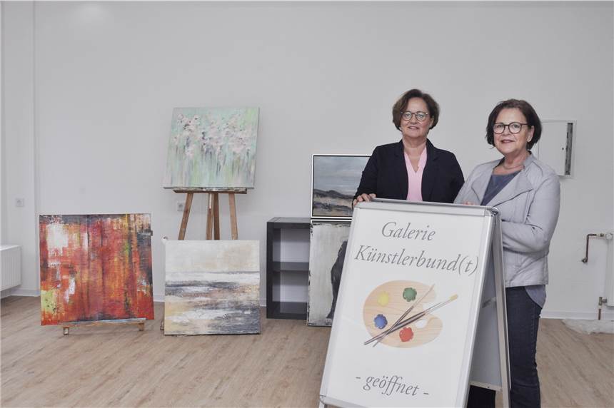 Nach Corona-Pause wieder geöffnet: Galerie an der Schloßstraße in Nordkirchen Das Archivbild aus Vor-Corona-Zeiten zeigt die Künstlerinnen Marie Theres Westhof (l.) und Hildegard Wiesner in der Galerie Künstlerbund(t).
