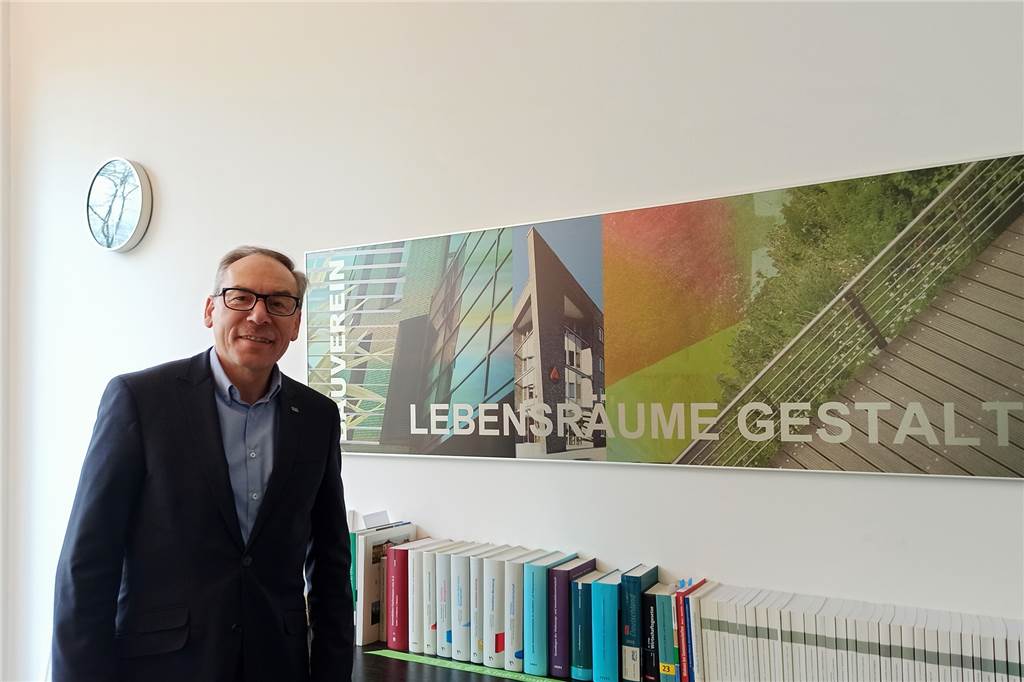 Wohnungsbau auf Ex-Mercedes-Fläche: Ausschuss fordert Nachbesserungen Das Archivbild zeigt Andreas Zaremba, Vorstandsvorsitzender des Bauvereins, in seinem Büro am Firmensitz des Bauvereins an der Lange Straße.