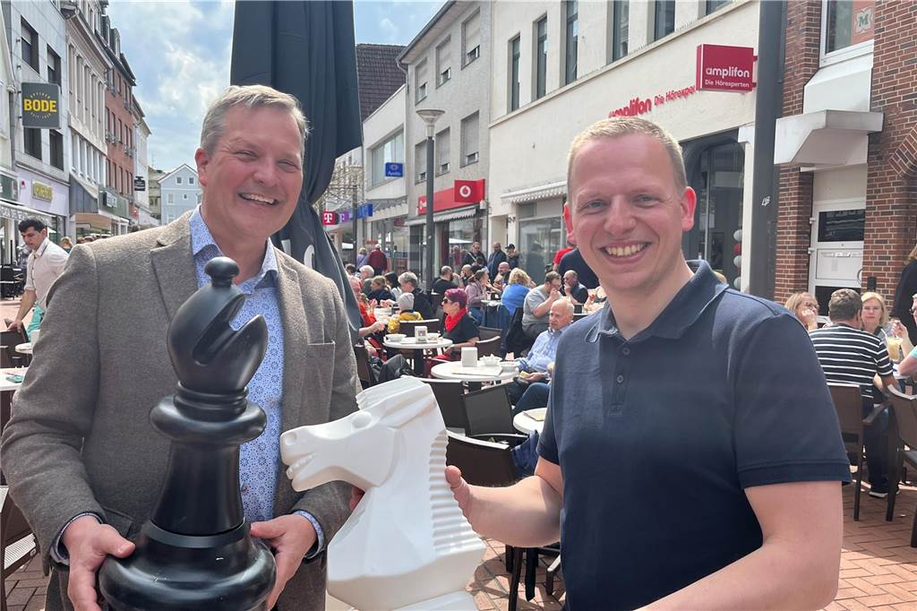 Das Archivbild zeigt Bürgermeister Kleine-Frauns (l.) mit seinem persönlichen Referenten Daniel Magalski beim Schachspiel auf dem Frühlingsmarkt in der Lüner Innenstadt Ende April.