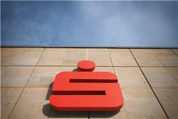 Das Archivbild zeigt das Sparkassenlogo, fest montiert an einer Hauswand. Die Sparkasse an der Lippe will ihr Digital-Geschäft deutlich ausbauen. 