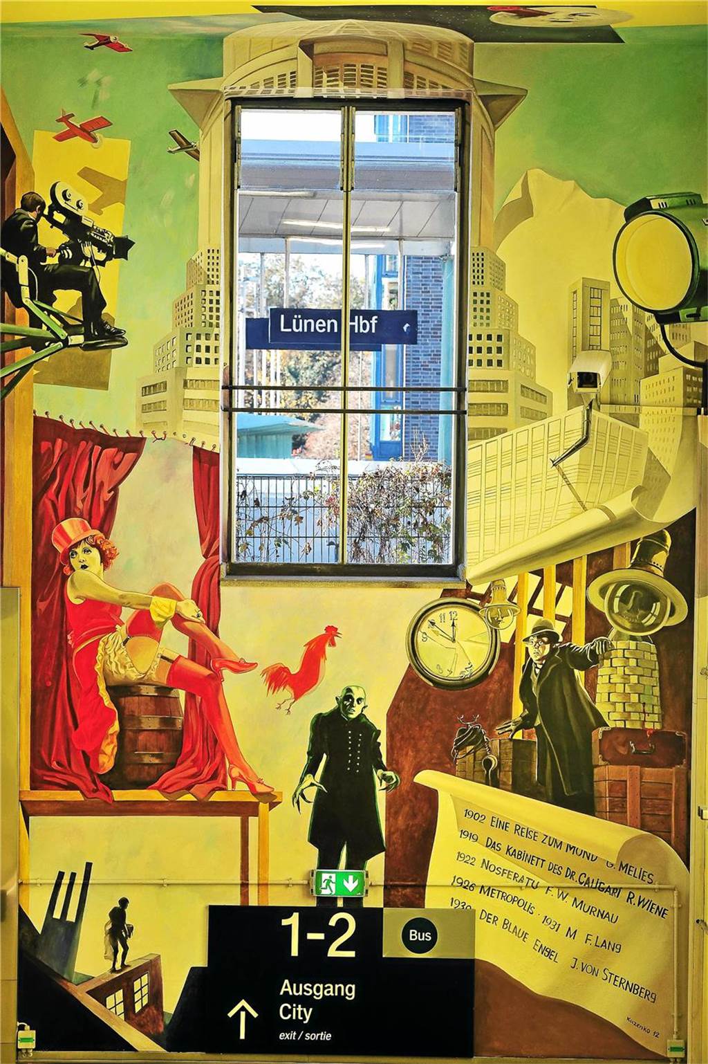 Aufzug-Einbau am Hauptbahnhof lässt Wandbild mit Filmhelden verblassen Wandgemälde im Original