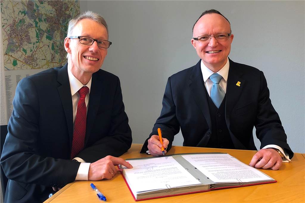 Wirtschaftsförderung in Lünen: Aufsichtsratschef Püschel sorgt für Ärger Das Archivbild zeigt den Ende des Jahres aus dem Amt scheidenden WFG-Geschäftsführer Dr. Michael Dannebom (l.) und Lünens Wirtschaftsförderer Eric Swehla 2018 bei der Unterzeichnung eines Kooperationsvertrages.