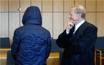 Das Archivbild zeigt den Ex-Geheimagent neben seinem Verteidiger (r.).
