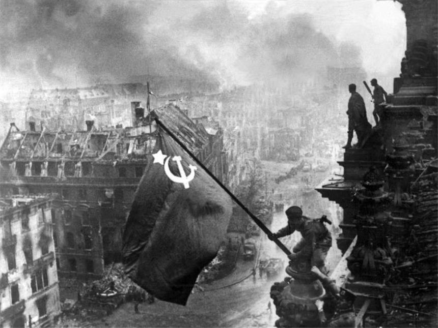 70 Jahre Kriegsende: «Sieg eines Ideals über eine Ideologie» Das Archivbild zeigt den sowjetischen Soldaten Militon Kantarija, der die sowjetische Flagge auf dem Berliner Reichstag hisst. Dies geschah nach der Einnahme Berlins durch die Rote Armee am 30. April 1945. Foto: Jewgeni Chaldej