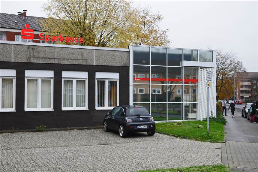 Kita-Pläne in Brambauer: Ausschuss stimmt unter Vorbehalt zu Das Archivbild zeigt die ehemalige Sparkasse-Filiale an der Mühlenbachstraße in Brambauer.