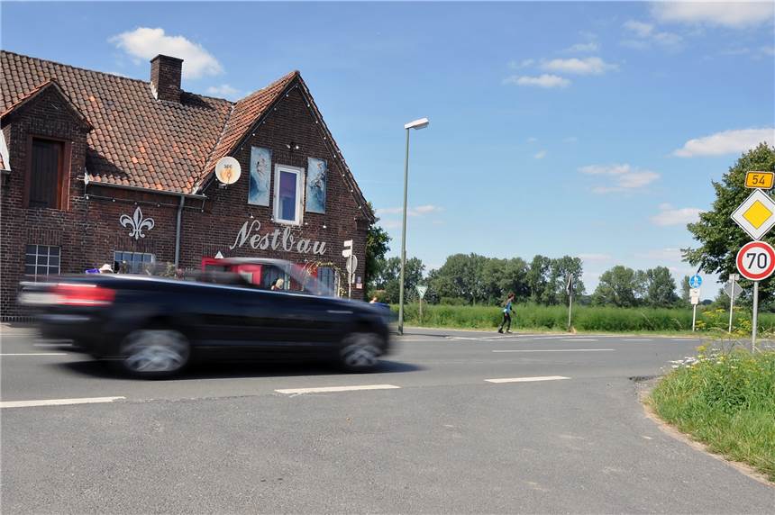 Ungebremst aufgefahren: Fahrer und Fahrerin bei Unfall an der Münsterstraße verletzt Das Archivbild zeigt die Kreuzung Münsterstraße/Oststraße, an der sich der Unfall am Montagabend ereignete.