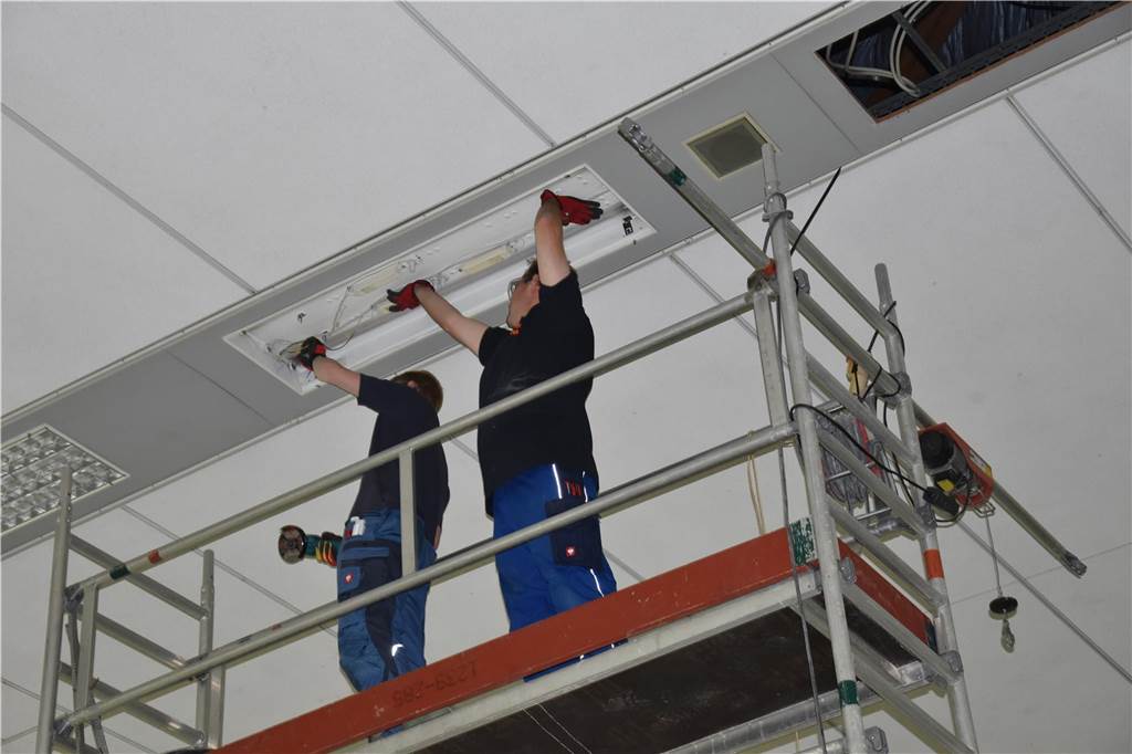 Anregung zum Klimaschutz: Statt Photovoltaik die LED-Umstellung fördern Das Archivbild zeigt die Umrüstung auf LED-Beleuchtung in der Ballsporthalle Werne.