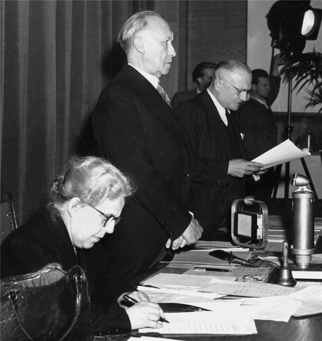 Dortmunder Stadtgarten bekommt Denkmal einer wichtigen Dortmunder Frau Das Archivbild zeigt Helene Wessel als eine der „Mütter des Grundgesetzes“ bei einer Sitzung des Parlamentarischen Rates mit dem späteren Bundeskanzler Konrad Adenauer.