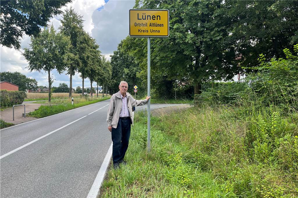 Drei Jahre nach Bürgerantrag: Stadt ersetzt Ortsschild für Lünen-Alstedde Das Archivbild zeigt Manfred Czogiel (81) im Sommer dieses Jahres mit dem falsch beschrifteten Ortsschild: Jetzt steht dort nicht mehr Altlünen, sondern Ortsteil Alstedde.