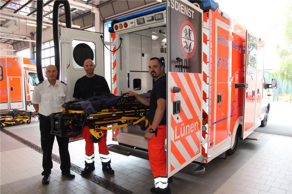 Ausschuss gibt nach: Feuerwehrneubau soll auf grüner Wiese entstehen Das Archivbild zeigt v.l.n.r. Lünens stellvertretenden Feuerwehrchef Tim Kewitz mit Mike Meermann (Notfallsanitäter) und Faniel Droldner (Rettungssanitäter und Brandmeister).