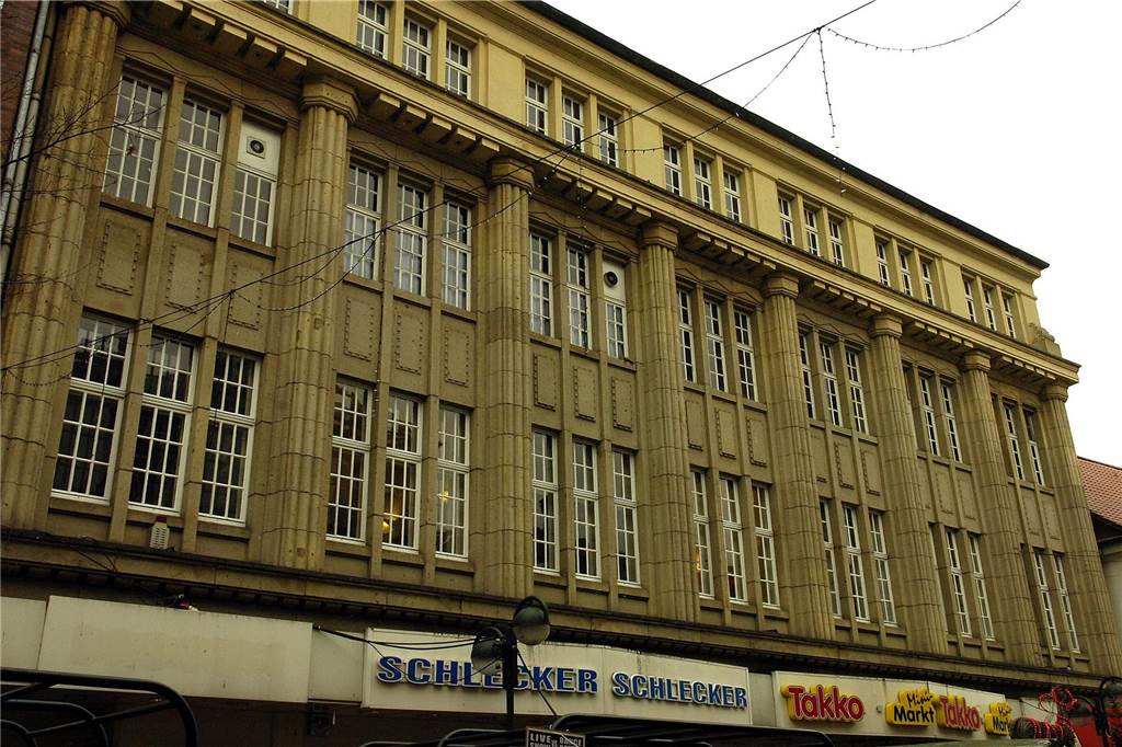 Gerry Weber schließt in besonderem Gebäude: Räumungsverkauf beginnt Das Archivfoto zeigt den Ernsting-Komplex vor dem Umbau 2008.