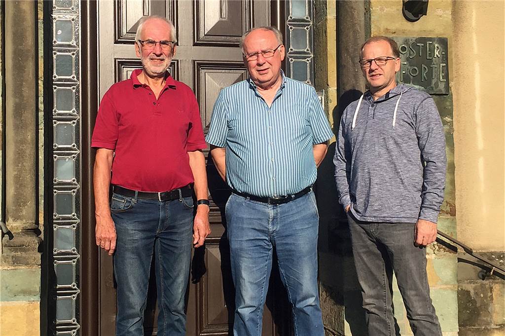 Fußwallfahrt nach Werl muss kurzfristig den Leiter wechseln - das ist der Grund Das Archivfoto zeigt ein Treffen mit Pater Ralf von den Franziskanern in Werl (Mitte) durch Heinz Abdinghoff (l.) und Bernd Heimann vom Wallfahrtsausschuss.