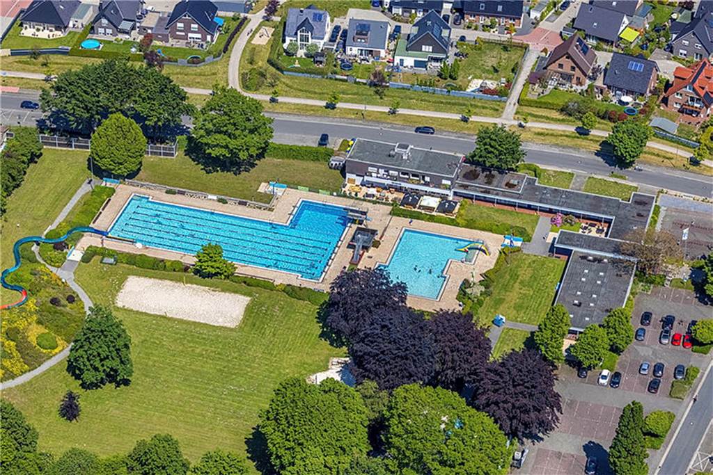 Beliebtes Freibad Sythen: Alles Wichtige zu Preisen, Luftaufnahme des Freibads Sythen in Haltern-