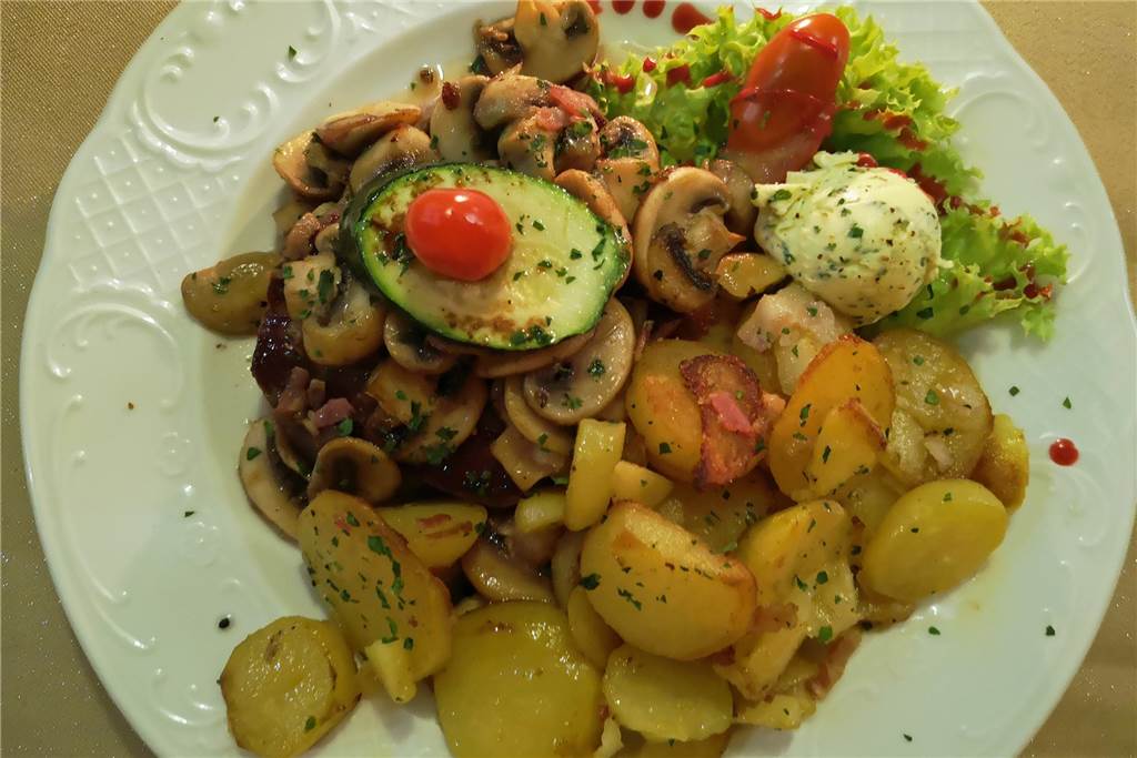 Im Restaurant Zum Yachthafen treffen sich Ausflügler im maritimen Flair Das argentinische Rumpsteak ist gut gebraten und von hoher Qualität.