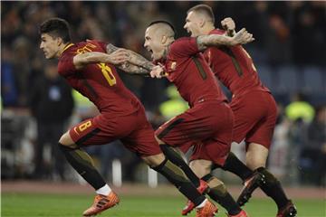 Das AS-Trio Radia Nainggolan (M), Diego Perotti (l) und Edin Dzeko freuen sich über den Sieg im Römer Stadtderby gegen Lazio. Foto: Andrew Medichini