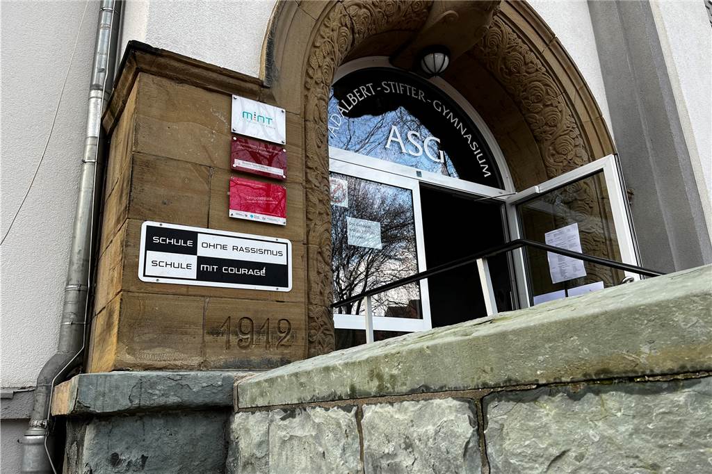 Umfrage: Fast zwei Drittel der ASG-Schüler haben Hatespeech erlebt Der Eingang des Adalbert-Stifter-Gymnasiums in Castrop-Rauxel