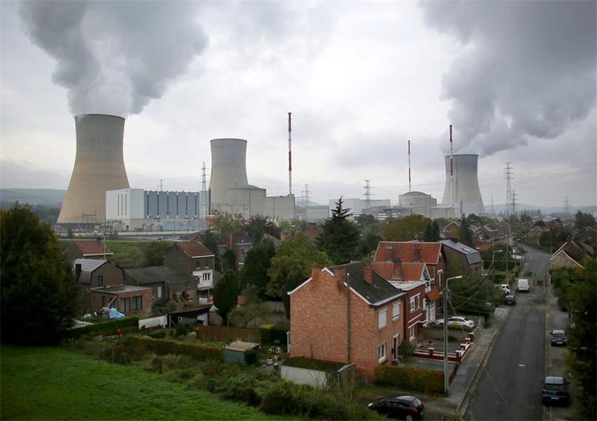 Kampf gegen belgische Alt-Reaktoren Das Atomkraftwerk Tihange liegt in unmittelbarer Nachbarschaft der Stadt Huy in Belgien.