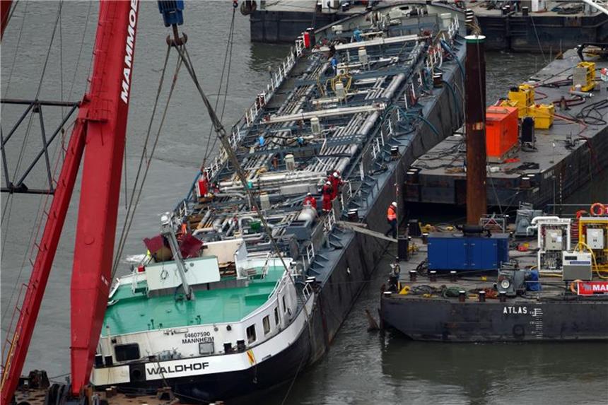 Gericht: Keine Mitschuld anderer Schiffe an Havarie Das auf dem Rhein gekenterte Säuretankschiff „Waldhof“ wird geborgen. Foto: Thomas Frey/Archiv
