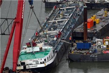 Das auf dem Rhein gekenterte Säuretankschiff „Waldhof“ wird geborgen. Foto: Thomas Frey/Archiv