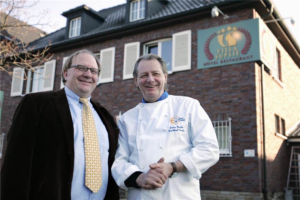Die traurige Hotel-Geschichte von Euphorie, Streit und Enttäuschung Das auf diesem Archivfoto offenkundige Einvernehmen zwischen Dr. Jörg Suplie (l.) und Küchenchef Dieter Gerdes hielt nicht lang. Nach einem Jahr ging man im Streit auseinander.