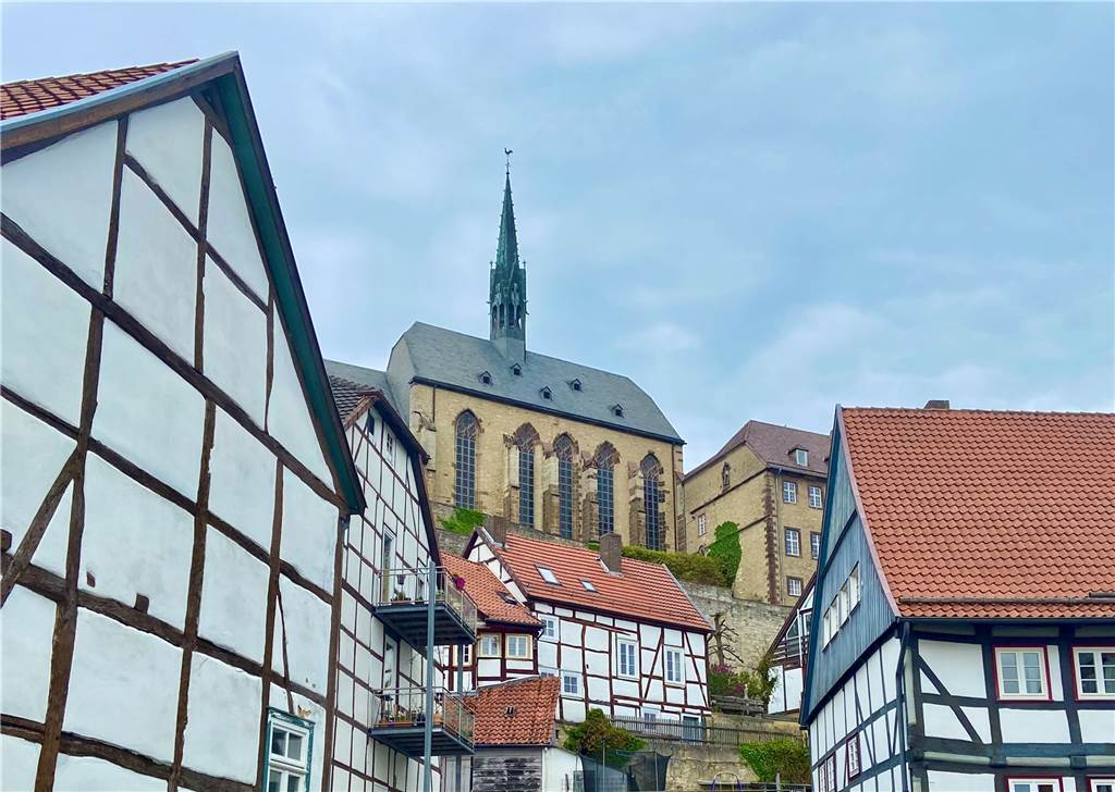 Warburg: 1000 Jahre Geschichte am äußersten Ostrand von NRW Das Auf und ab in Warburg schenkt den Besuchern viele Perspektivwechsel, aber fordert auch die Puste heraus.