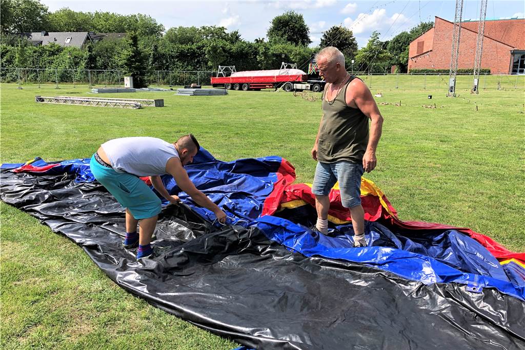 Zirkusfamilie baut riesigen Park mit Hüpfburgen und Wasserspiel Das Aufbauen der Hüpfburgen ist für die Zirkusfamilie "Neuland".