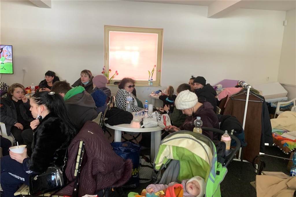 Heeker retten Flüchtlinge aus Auffanglager: „Sie fragten, ob wir nichts Böses tun“ Das Auffanglager in der Slowakei, nahe der ukrainischen Grenzen, war und ist wohl immer voll. Die Menschen fliehen vor dem Krieg aus ihrem Land.