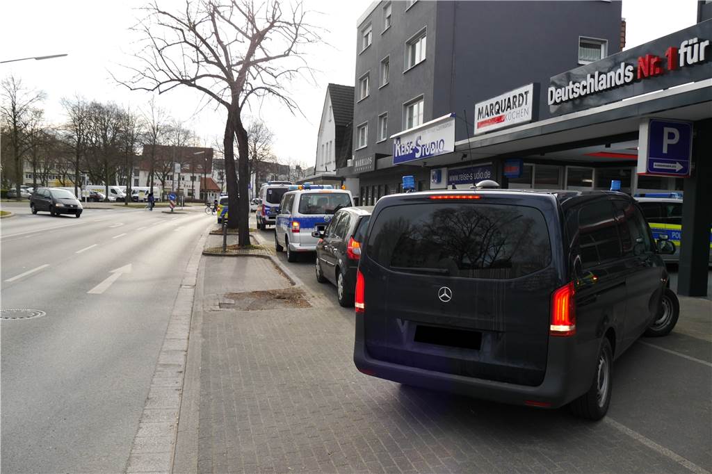 Kampf gegen Clankriminalität: Razzia in Marl endet mit mehreren Anzeigen Das Aufgebot der Einsatzfahrzeuge an der Bergstraße war nicht zu übersehen.