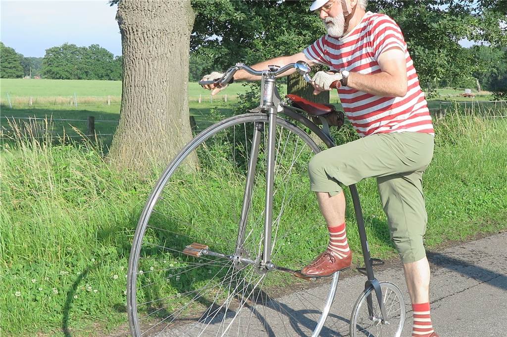Radfahrer sorgt mit einem ungewöhnlichen Gefährt für großes Aufsehen Das Aufsteigen ist nicht so ganz einfach.