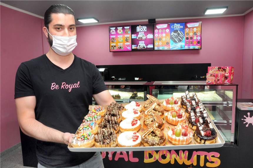Royal Donuts an der Friedensstraße: „Wir wurden sehr nett in Schwerte aufgenommen“ Das Auge genießt mit: Aufwendig dekoriert sind die Gebäckstücke bei Royal Donuts.