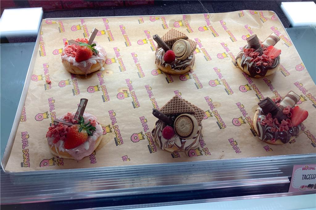 Royal Donuts leidet unter Extrablatt-Baustelle: „Kaum jemand traut sich hier lang“ Das Auge isst mit: Royal Donuts bietet zahlreiche Donut-Kreationen an.
