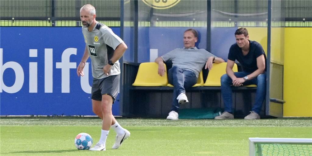 Ende mit Knalleffekt: Roses Scheitern erhöht auch den Druck auf die BVB-Bosse Hans-Joachim Watzke und Sebastian Kehl schauen dem BVB-Training von Marco Rose zu.