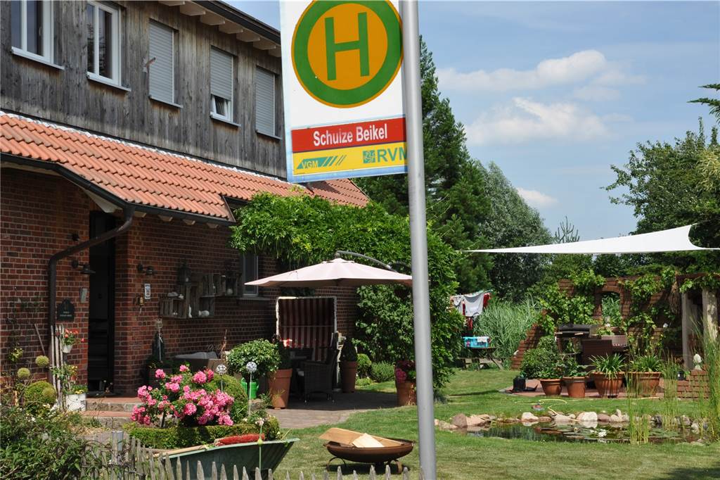 Simone und Antonius Schulze Beikel öffnen Garten und Bienenstöcke Das ausgediente Haltestellenschild hat die Familie gekauft und in den Garten gestellt.