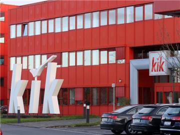 Das Auslieferungslager des Textil-Discounters KiK in Bönen wird bestreikt. Foto: Roland Weihrauch