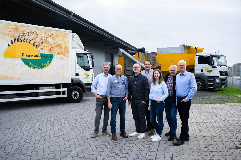 Firmengründung kein Aprilscherz: Rensing Landservice setzt auf Region Das Außendienst-Team der Firma und der Geschäftsführer Thomas Rensing stehen vor einem Lastwagen auf dem Firmengelände in Südlohn.