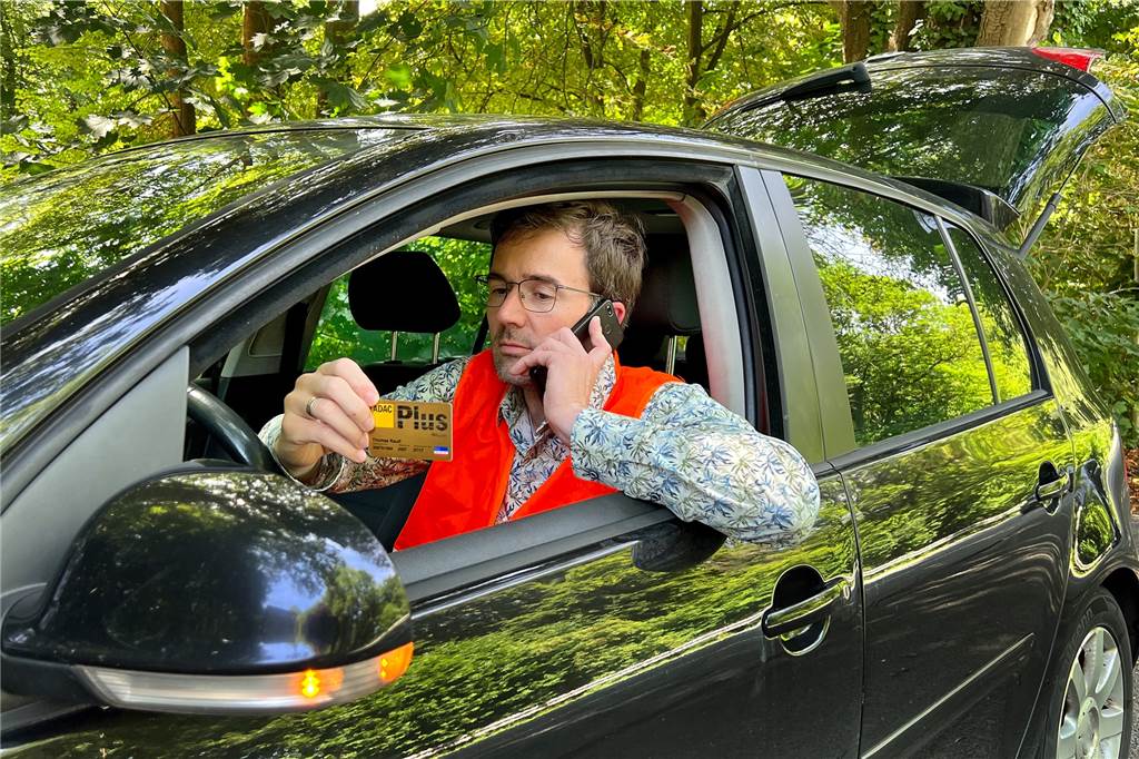 Panne auf der A44: Wie Vater und Sohn endlich Zeit zum Lesen finden Das Auto bleibt stehen, also regele ich erstmal das Nötigste: Absichern und die Pannenhilfe rufen.