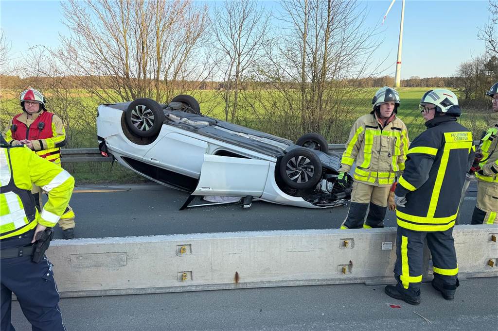 Autofahrerin bei Überschlag auf der A 31 schwer verletzt Das Auto blieb auf dem Dach liegen.