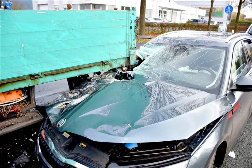 Auto schiebt sich unter Ladefläche und verfehlt Stahlbündel knapp Das Auto der 56-jährigen Gronauerin schob sich bei dem Unfall unter die Ladefläche des Lastwagens. Dabei verfehlte die Frau nur knapp ein Bündel Bewehrungsstahl, das über die Ladefläche hinausragte.
