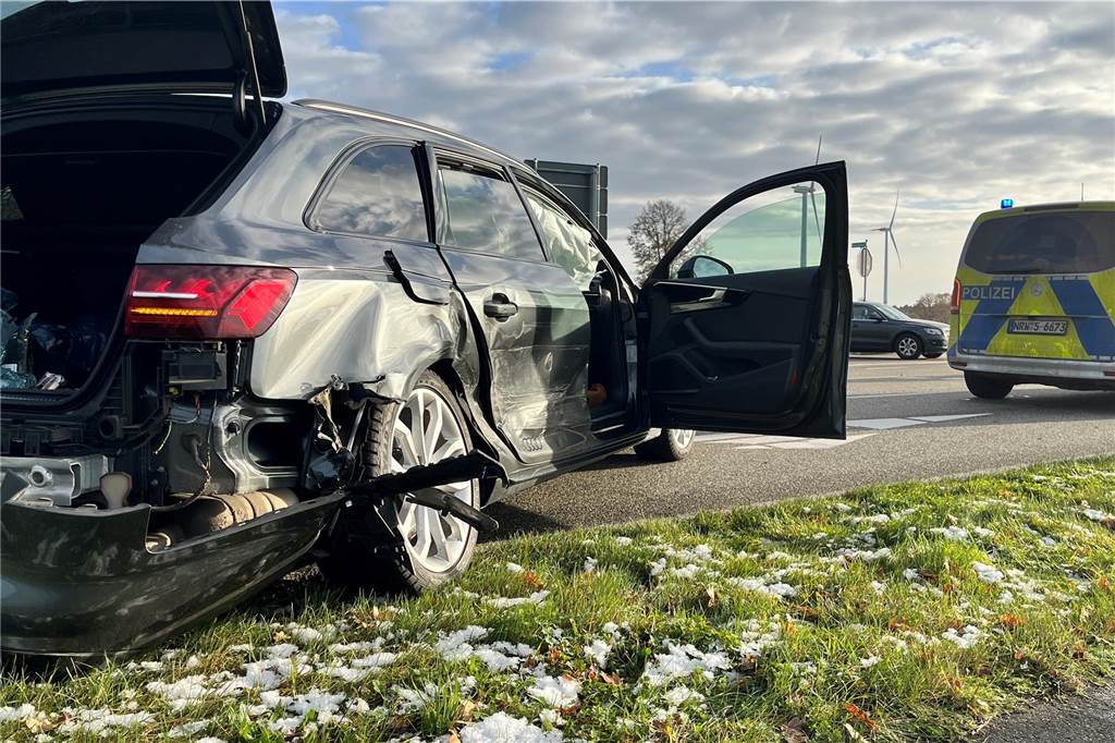 Wieder Unfall an Kreuzung der B70 – Beteiligte bleiben unverletzt Das Auto des 25-jährigen Stadtlohners wurde seitlich getroffen und quer über die Fahrbahn der B70 geschleudert. Wie durch ein Wunder blieben alle Beteiligten unverletzt.