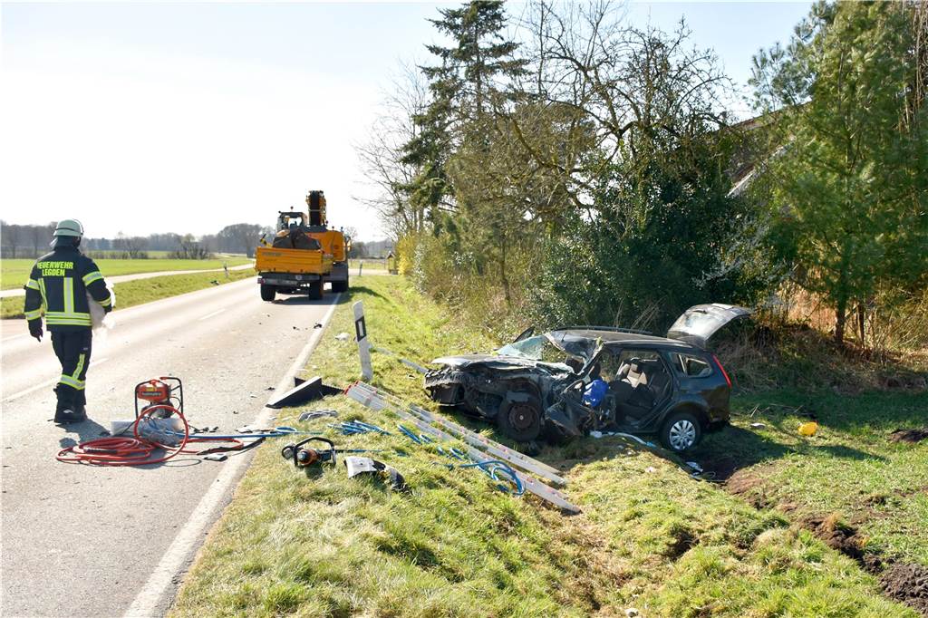Rettungshubschrauber: 19-jähriger Stadtlohner prallt auf Baggergespann Das Unfallauto steht schwer beschädigt neben der Straße im angrenzenden Acker und Graben